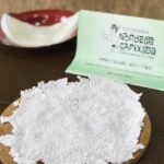 Imagem de uma tapioca com um prato e um anúncio da tapiocaria.