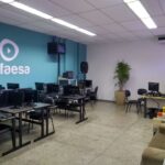 Sala com computadores, equipamentos de filmagem, organização de laboratório de informática. Situada na FAESA, em Vitória, Espírito Santo